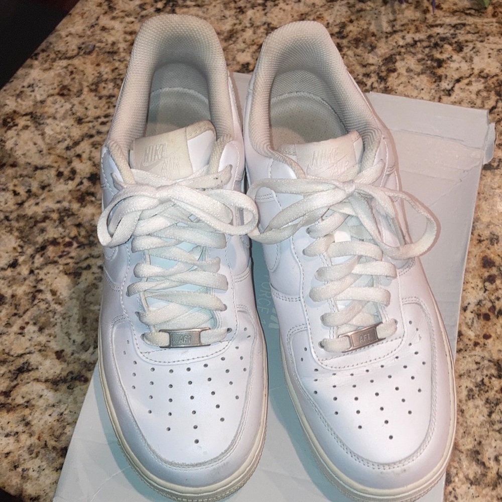 Men white AF 1s